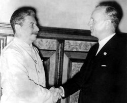 24. August 1939, Reichsaußenminister Joachim von Ribbentrop unterzeichnet den Nichtangriffspakt mit Stalin