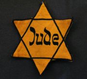 Der gelbe Judenstern auf der Kleidung wurde von den Juden von Hitler verlangt.