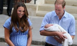 Kate und Prinz William zeigen der Öffentlichkeit den kleinen 
Thronfolger George, der im jüdischen Lindo-Flügel des St. Mary's Hospital zur Welt gebracht 
wurde. Bei sind in israelisch-blau gekleidet.