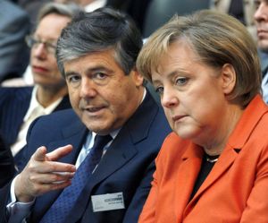 Ackermann zeigt Merkel wo's lang geht. Sie muss an den Katzentisch