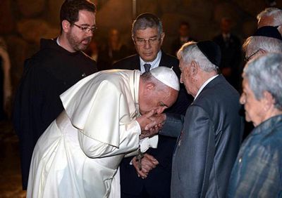 Der Diener Satans, der sich Papst nennen darf, küsst die Hand von Jesusfeinden