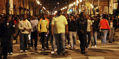 Bereicherer-Mob marschiert durch unsere Strassen, wir müssen weichen. So wollen es die Trojaner.