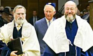 Ephraim Mirvis (li), neuer Chef-Rabbiner Groß Britanniens bei seiner 
Ernennung. Prinz Charles mit israel-blauer Yarmule dabei.