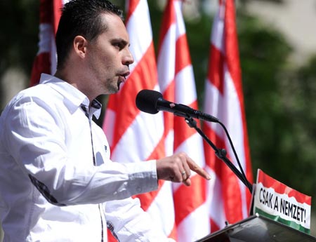 Gabor Vona, Vorsitzender der Jobbik-Partei, verlangtw, dass sich die Juden für ihre Verbrechen am ungarischen Volk entschuldigen