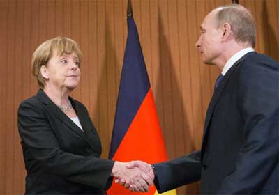 Auf Merkels Visage keine altbekanntes, selbstherrliches Grienen mehr. Der gequälte Versuch eines Lächelns