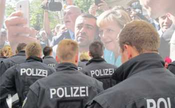 Polizei gegen Merkels Flut-BRD